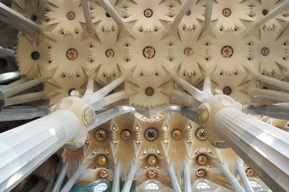 Plafond in de Sagrada Família in Barcelona, Spanje