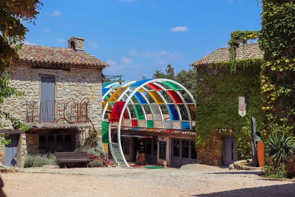 Daniel Buren, Le Cylindre incrusté aux couleurs, 2017, travail in situ • © DB / ADAGP, Paris 2022 / Photo C. Goussard / Galleria Continua Et Commanderie De Peyrassol