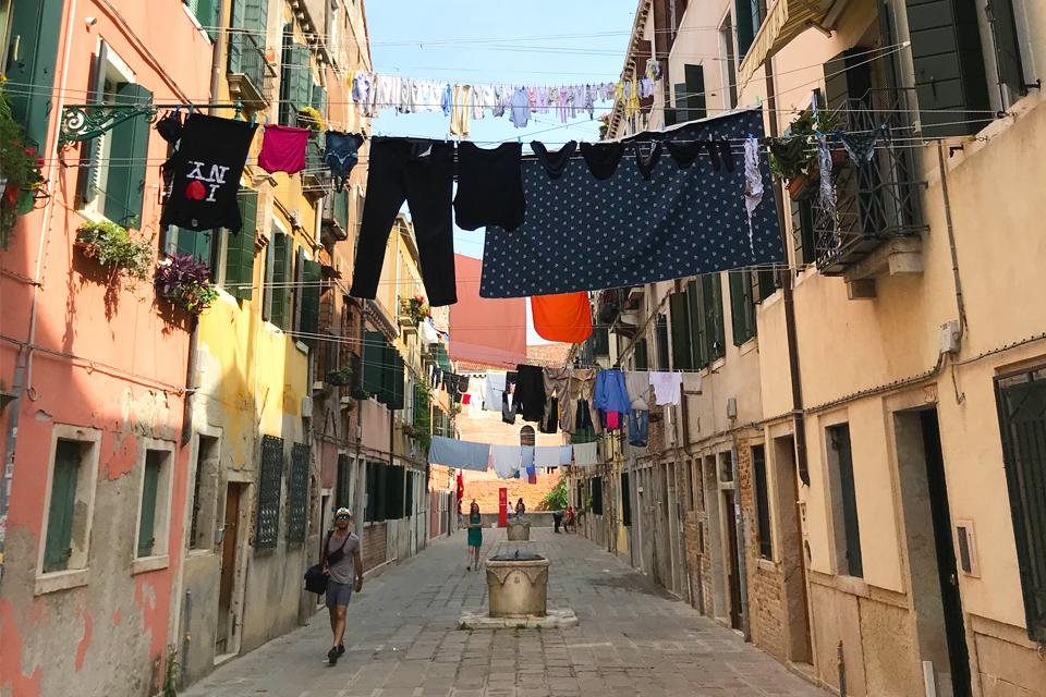 Straatbeeld in Venetië, Italië. Foto door KaperGerlings