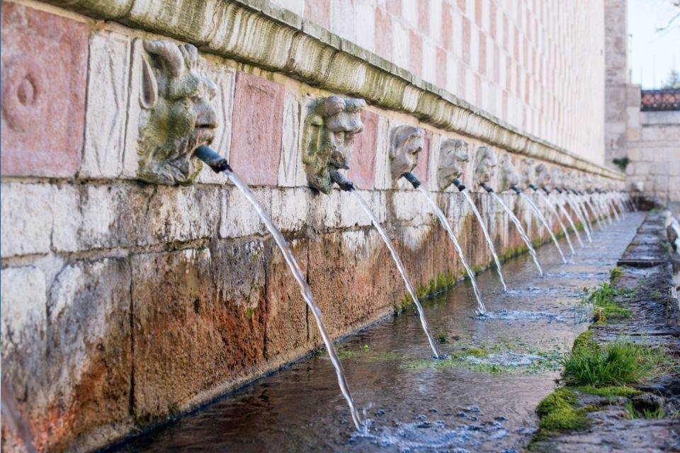 De fontana delle 99 cannelle L'Aquila Abruzzen Italië